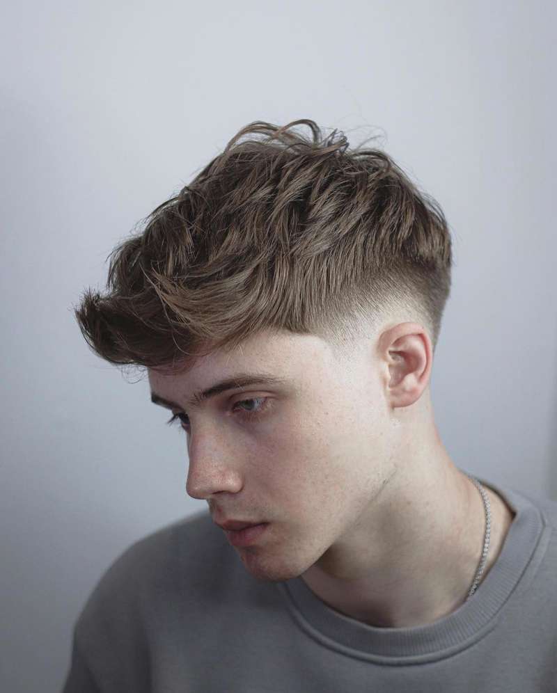 Persona masculina con un Low Taper Fade.