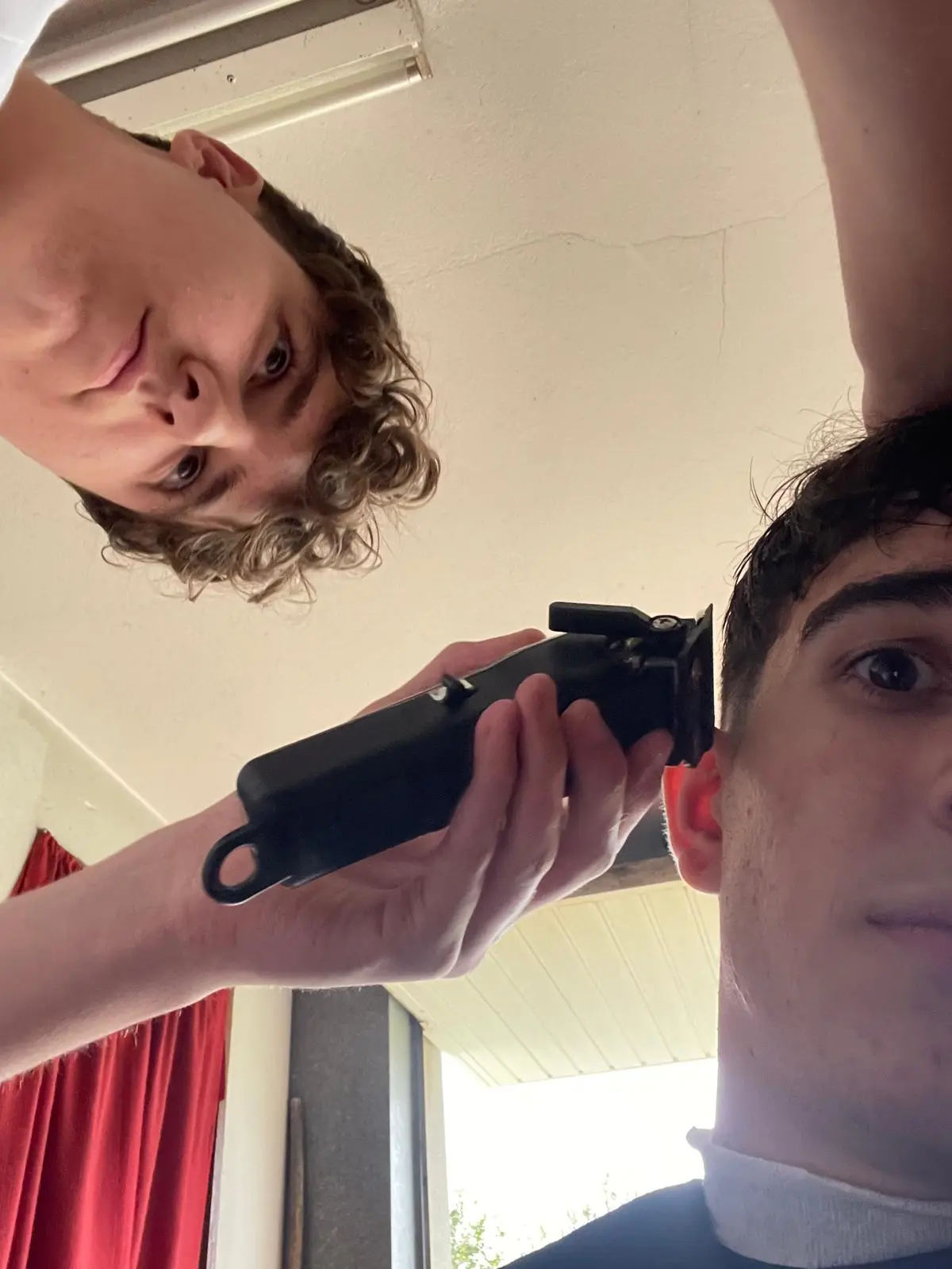 Diegobarber cortandole el pelo a un cliente con un buen servicio.