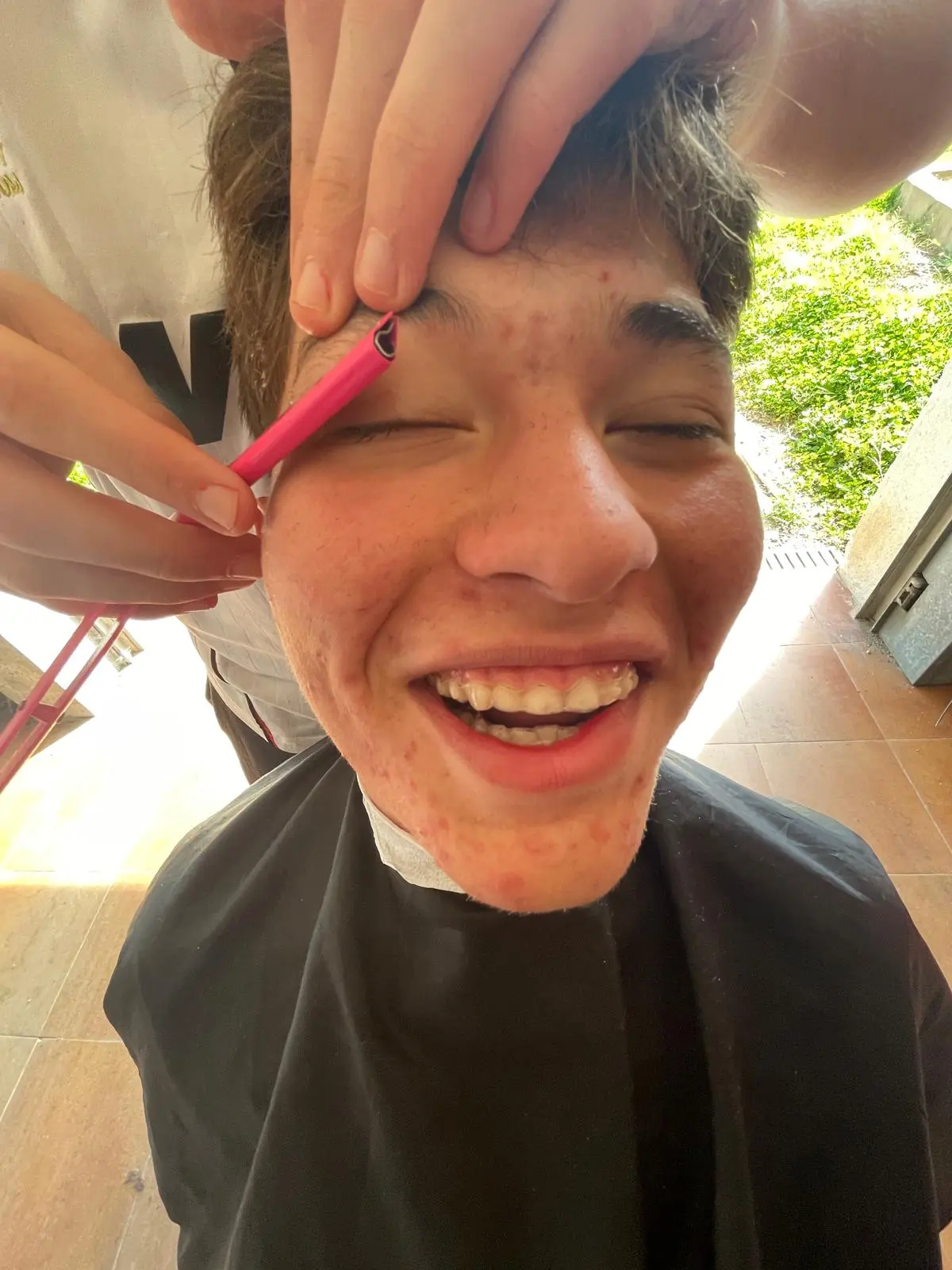 Diegobarber haciendole un servicio de perfilamiento y recorte de cejas a un cliente.